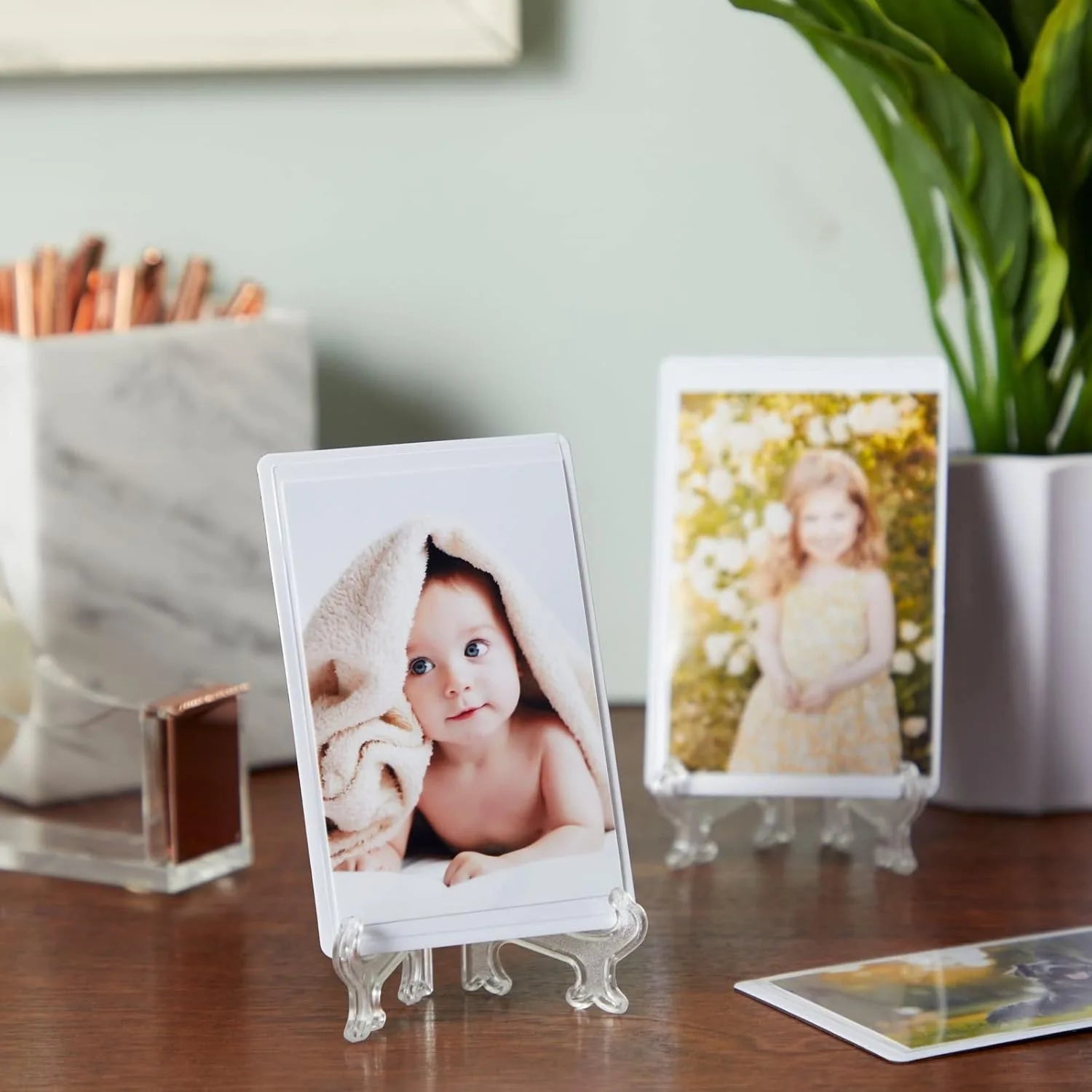 Plastic Acrylic Easels or Stand/Plate Holders to Display Pictures or Other Items at Weddings, Home Decoration, Birthdays, Tables